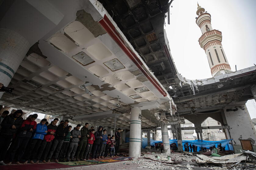 Palestinians perform Friday prayers in the ruins of Al-Huda Mosque © ANSA/EPA