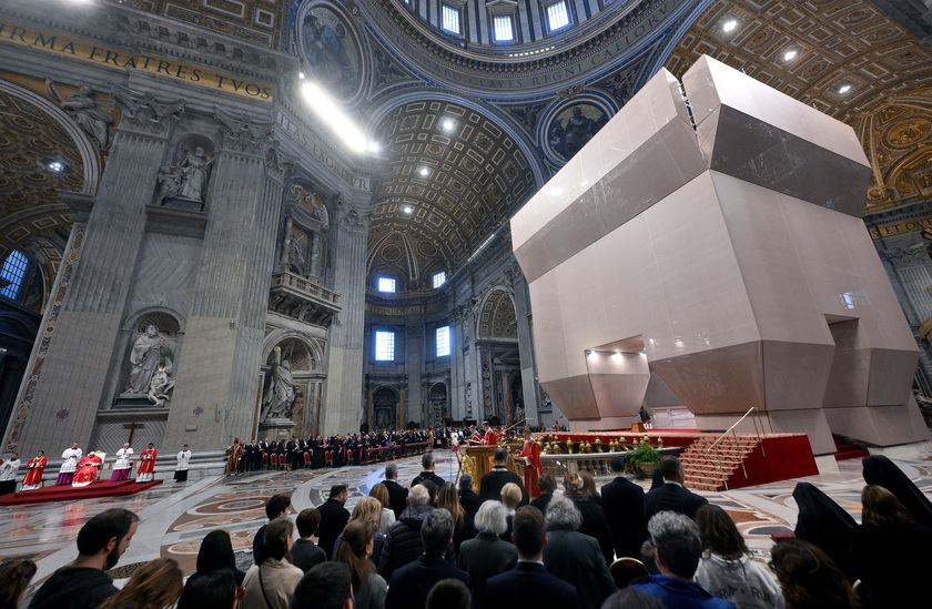 Il Papa a San Pietro per celebrare la Passione del Signore - RIPRODUZIONE RISERVATA