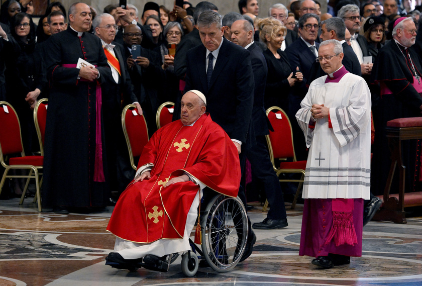 Il Papa a San Pietro per celebrare la Passione del Signore - RIPRODUZIONE RISERVATA