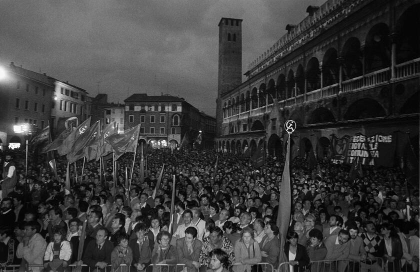 Folla all'ultimo comizio di Enrico Berlinguer, il 7 giugno 1984, a Padova. ANDREA MEROLA