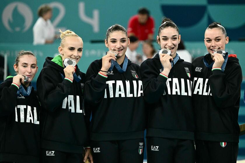 Andreoli, D'Amato, Esposito, Iorio e Villa argento nella ginnastica artistica a squadre