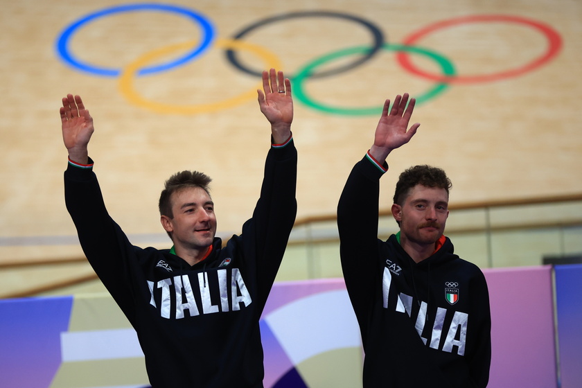 Elia Viviani e Simone Consonni, medaglia d'argento nella Madison del ciclismo su pista