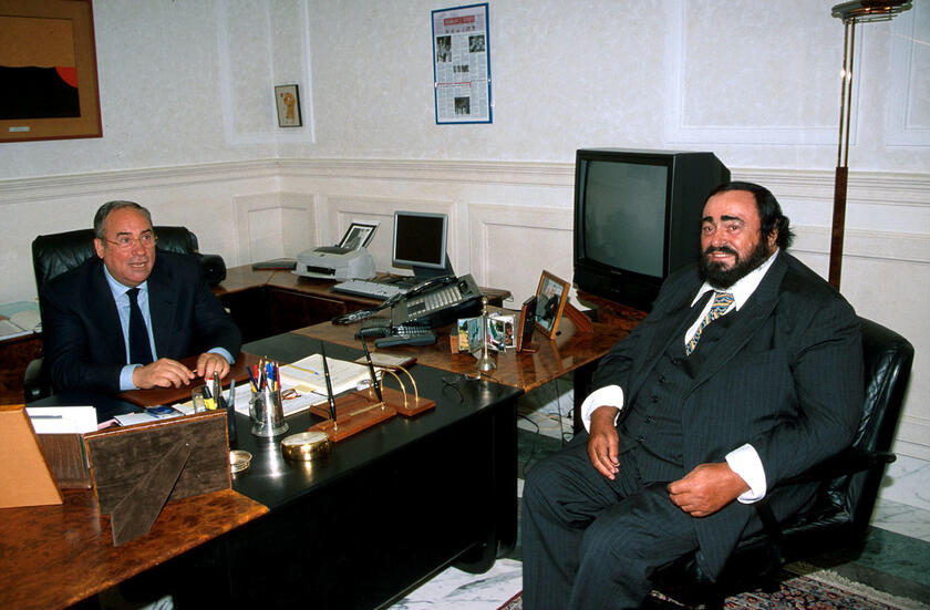 Il tenore Luciano Pavarotti ed il ministro delle Finanze Ottaviano Del Turco, 27 luglio 2000