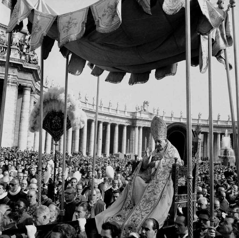 L'ingresso di Papa Giovanni XXIII  nella Basilica di San Pietro, l'apertura del Concilio nel 1962