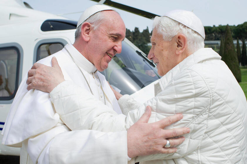 Francesco saluta il Papa Emerito Benedetto XVI a Castel Gandolfo il 23 marzo 2013