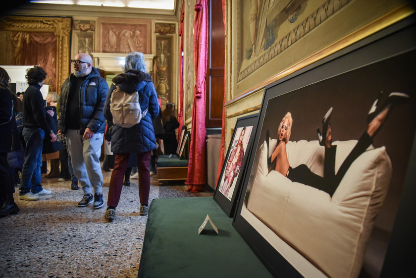 Milano omaggia Oliviero Toscani a Palazzo Reale con le sue foto