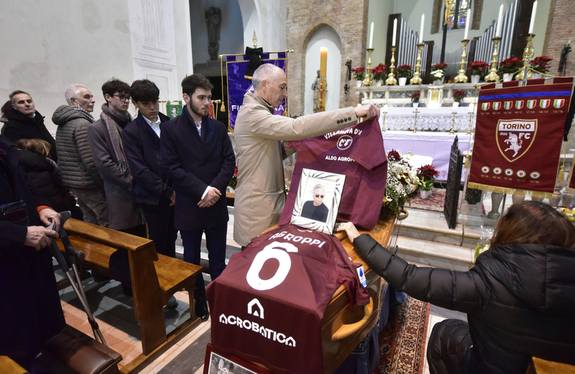 Agroppi: funerale ricorda le sue passioni, dal Toro a Elvis