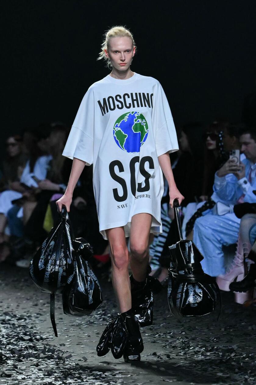 Moschino sovversivo, il sartoriale scomposto ed esposto