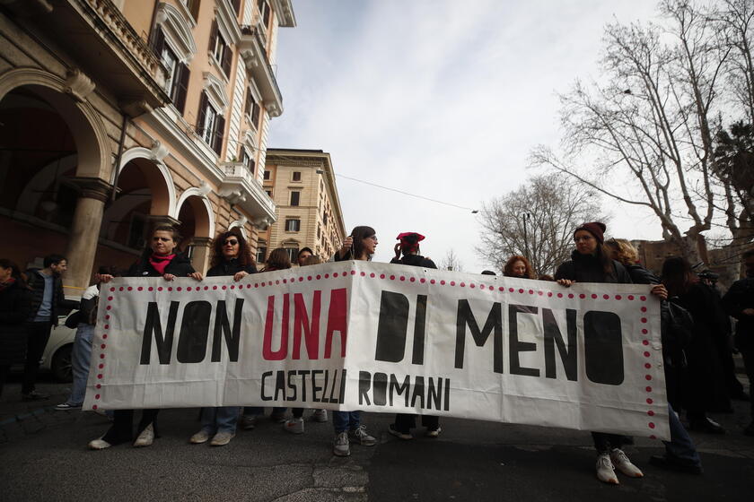 Striscioni alla manifestazione di 'Non una di meno' a Roma