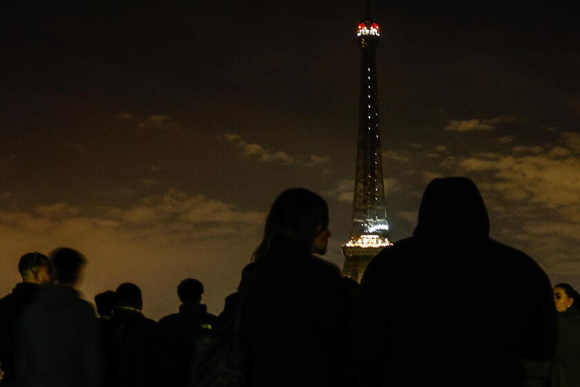 Tributo a papa Francesco, a Parigi si spegne la Tour Eiffel