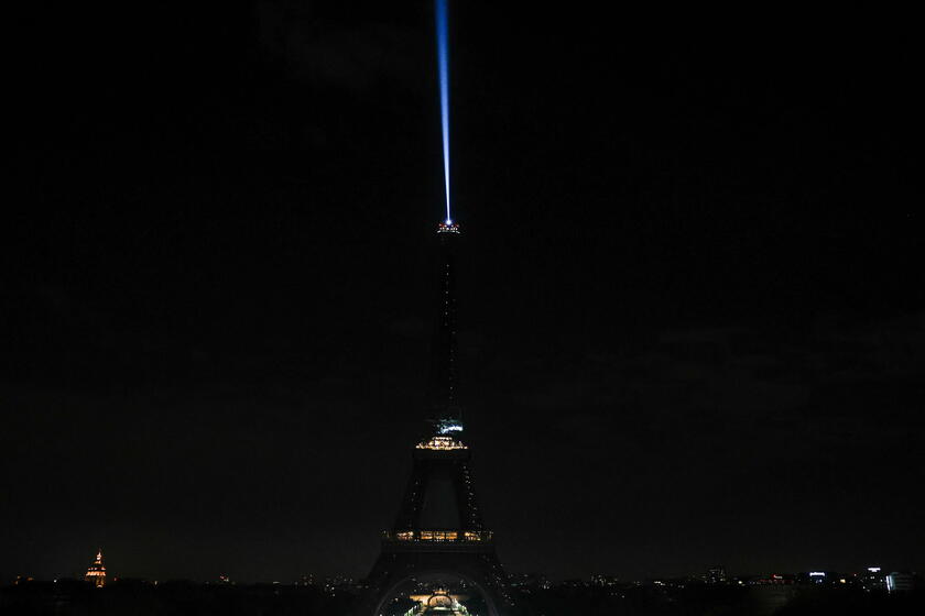 Tributo a papa Francesco, a Parigi si spegne la Tour Eiffel