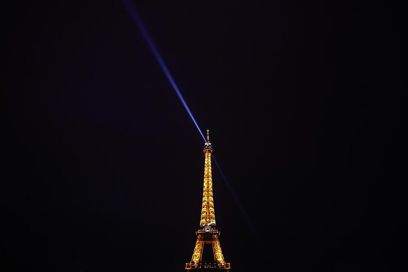Tributo a papa Francesco, a Parigi si spegne la Tour Eiffel