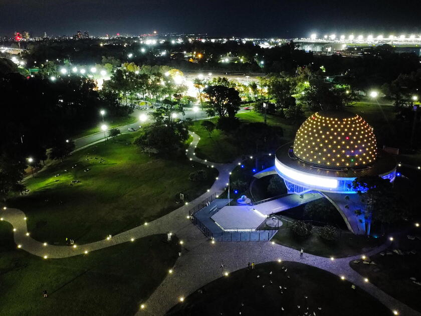 Tributo a papa Francesco, edifici illuminati di giallo a Buenos Aires