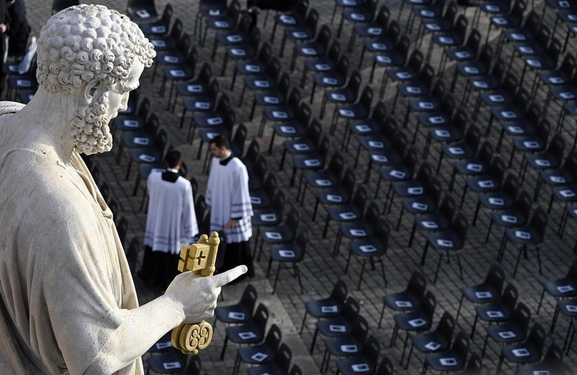 Funerale Papa Francesco, l'attesa in piazza San Pietro