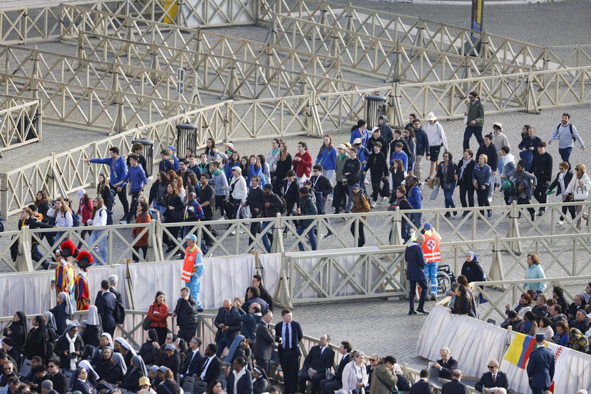 Funerale Papa Francesco, l'attesa in piazza San Pietro