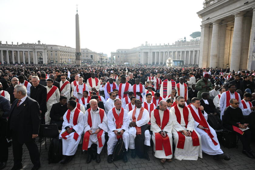 Funerale Papa Francesco, l'attesa in piazza San Pietro