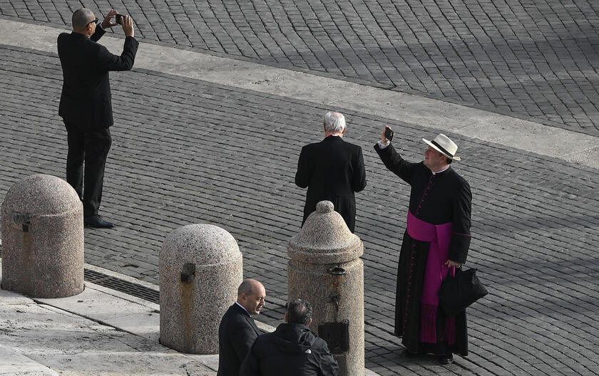 Funerale Papa Francesco, l'attesa in piazza San Pietro