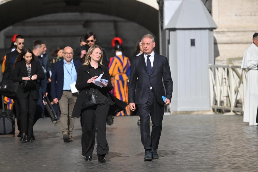Funerale Papa Francesco, arrivi e attesa in piazza San Pietro