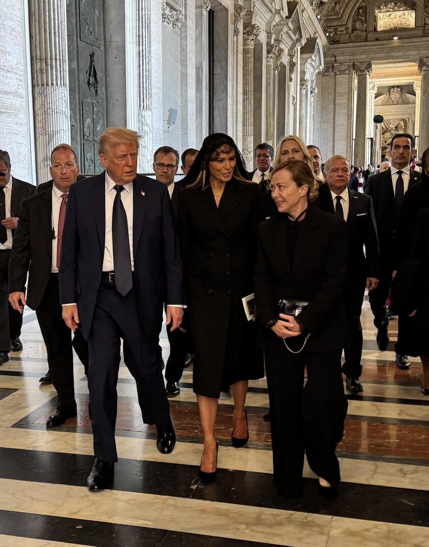 Funerale papa Francesco, breve colloquio Meloni-Trump dopo il funerale