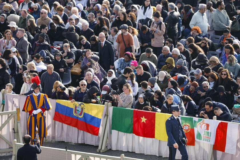 Funerale Papa Francesco, l'attesa in piazza San Pietro