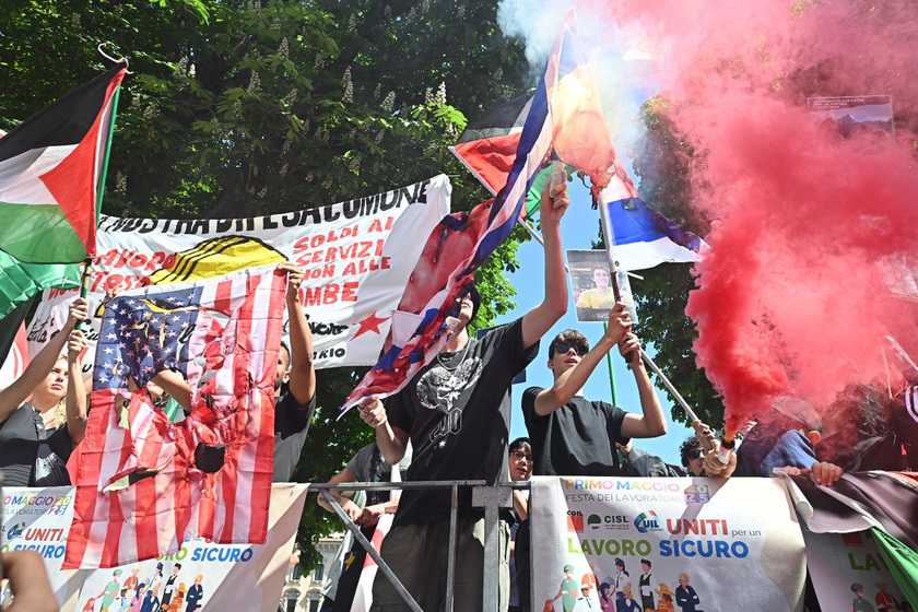 Primo maggio: a Torino bruciate bandiere Usa, Israele e Ue