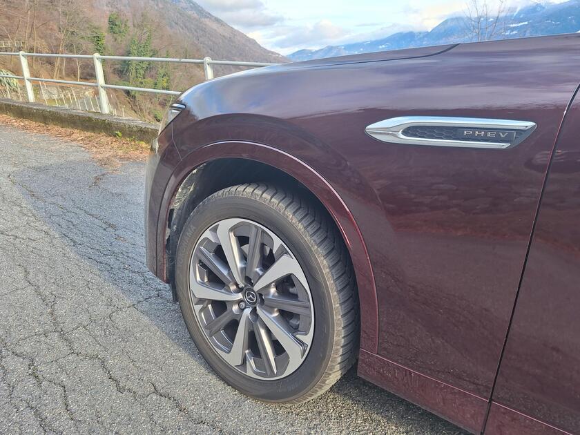 Mazda CX-80 Phev, il suv sette posti elegante e ricaricabile