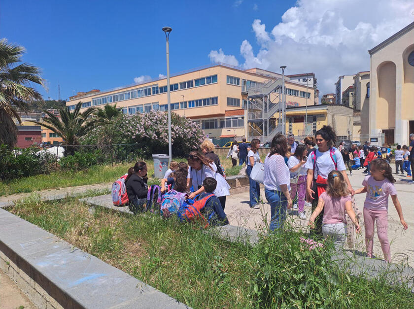Evacuati gli alunni dalle scuole flegree e anche a Napoli