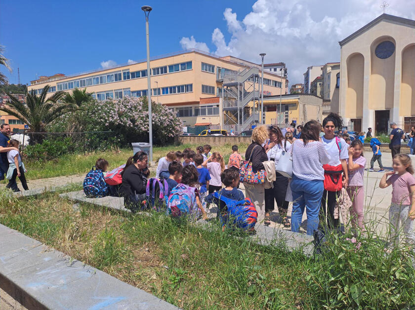 Evacuati gli alunni dalle scuole flegree e anche a Napoli