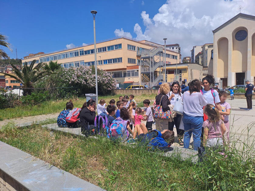 Evacuati gli alunni dalle scuole flegree e anche a Napoli