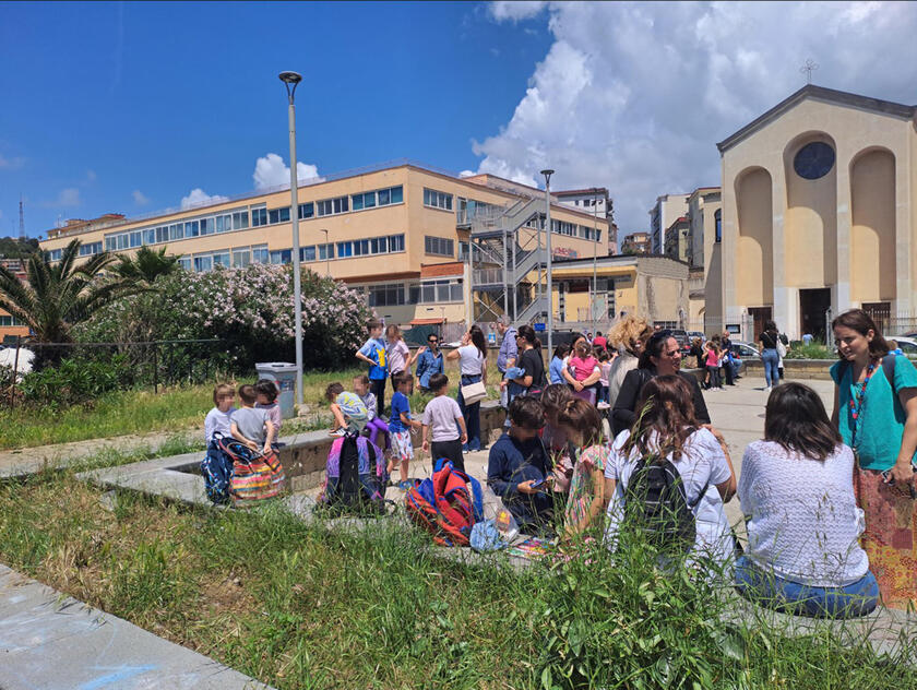 Evacuati gli alunni dalle scuole flegree e anche a Napoli