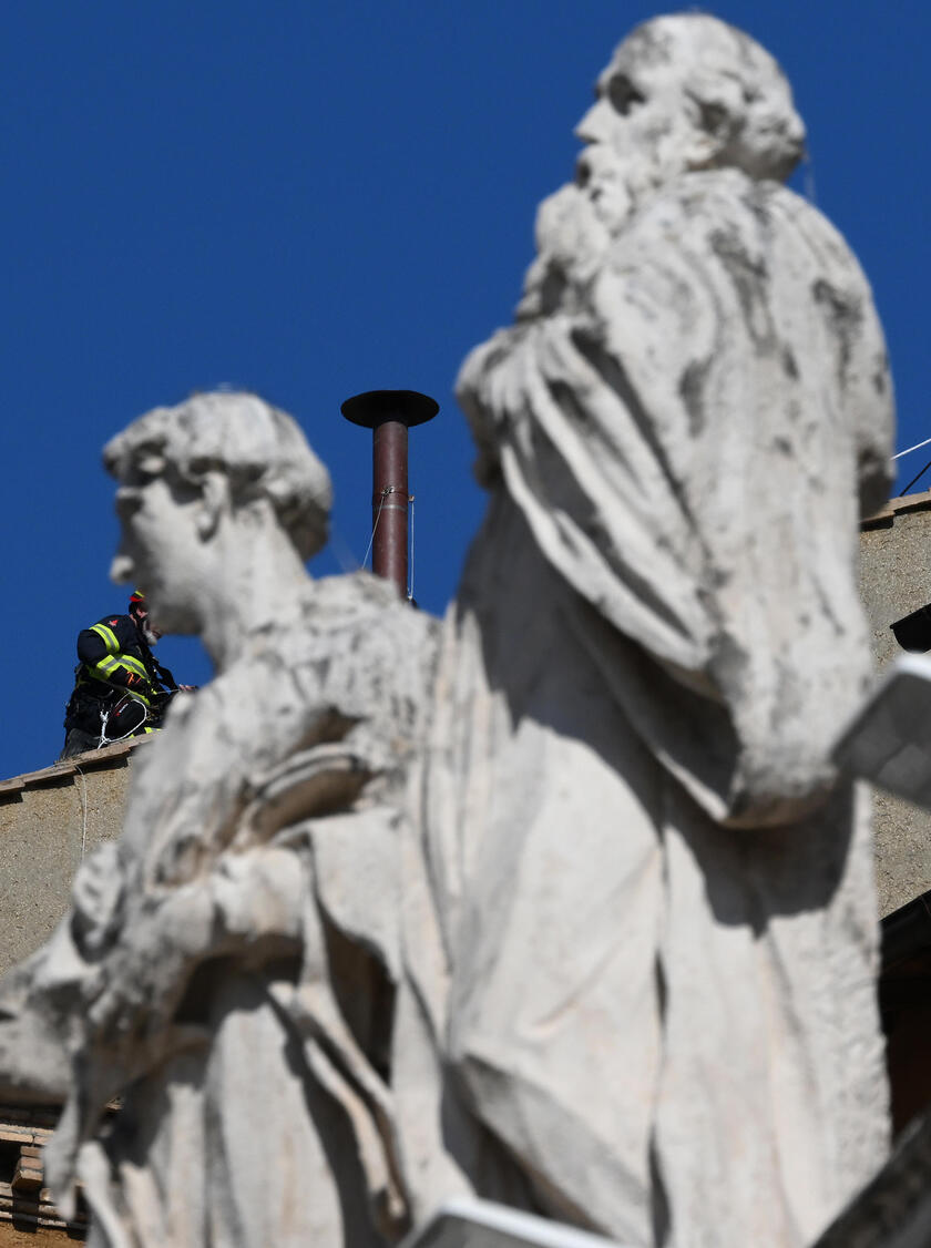 Conclave: lavori in corso, si monta il comignolo sulla Sistina