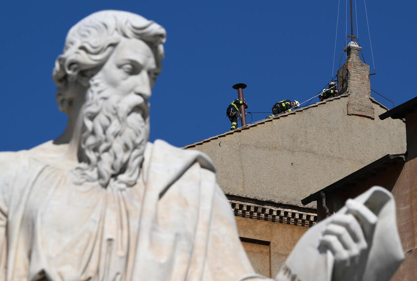 Conclave: lavori in corso, si monta il comignolo sulla Sistina
