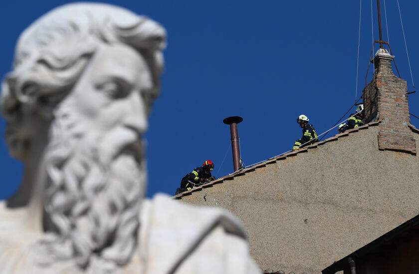Conclave: lavori in corso, si monta il comignolo sulla Sistina