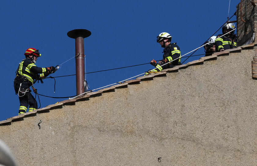 Conclave: lavori in corso, si monta il comignolo sulla Sistina