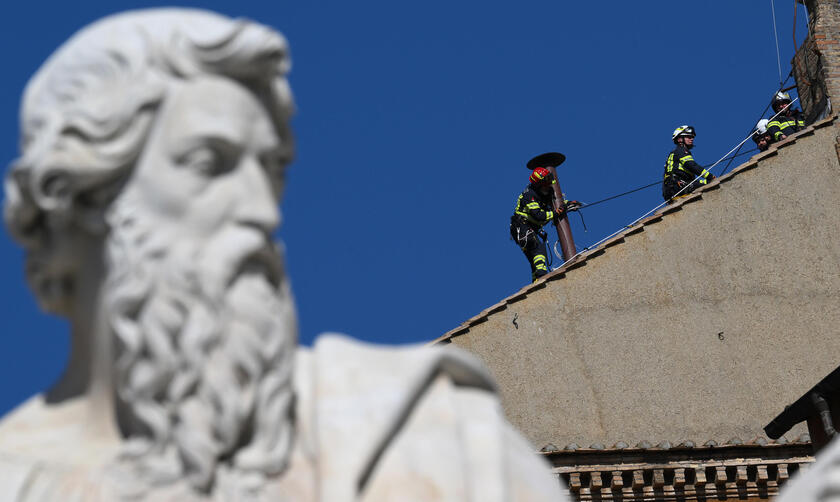 Conclave: lavori in corso, si monta il comignolo sulla Sistina