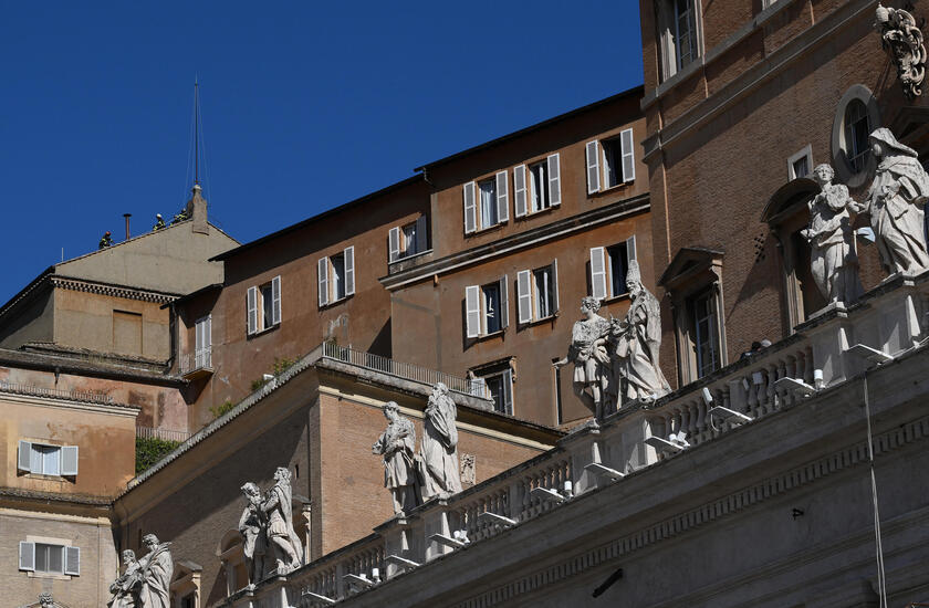 Conclave: lavori in corso, si monta il comignolo sulla Sistina
