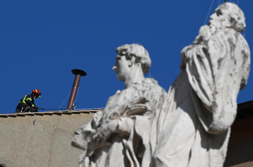 Conclave: lavori in corso, si monta il comignolo sulla Sistina
