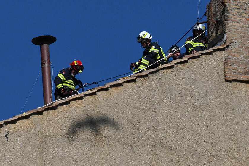 Conclave: lavori in corso, si monta il comignolo sulla Sistina