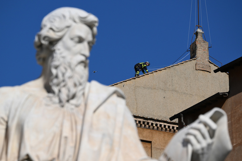 Conclave: preparativi installazione comignolo