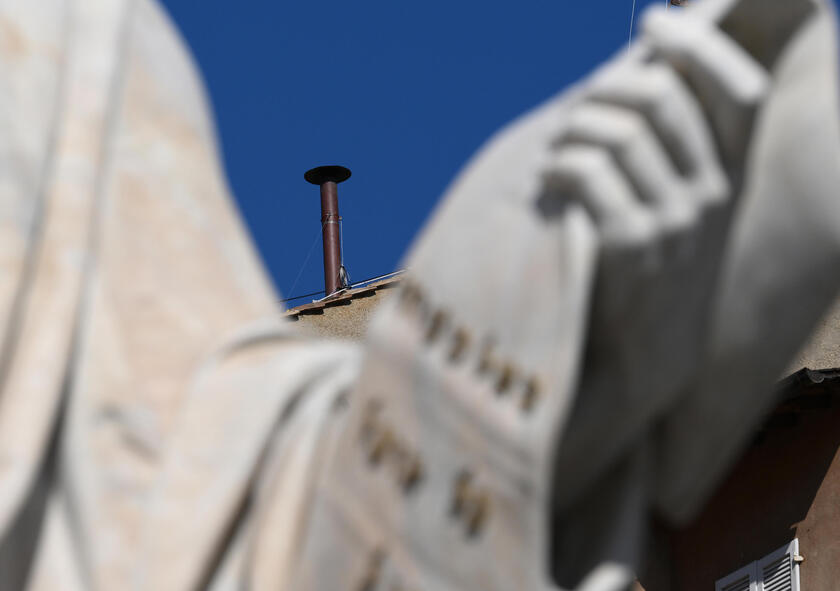 Conclave: lavori in corso, si monta il comignolo sulla Sistina