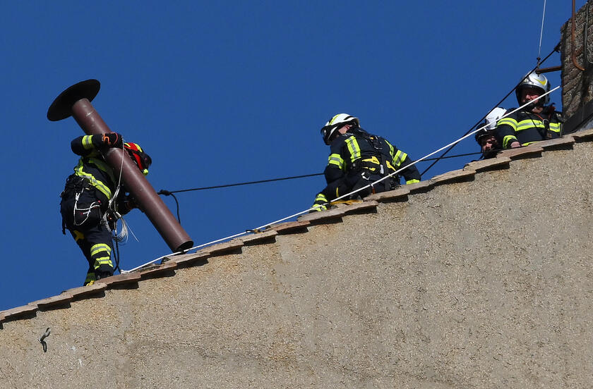 Conclave: lavori in corso, si monta il comignolo sulla Sistina