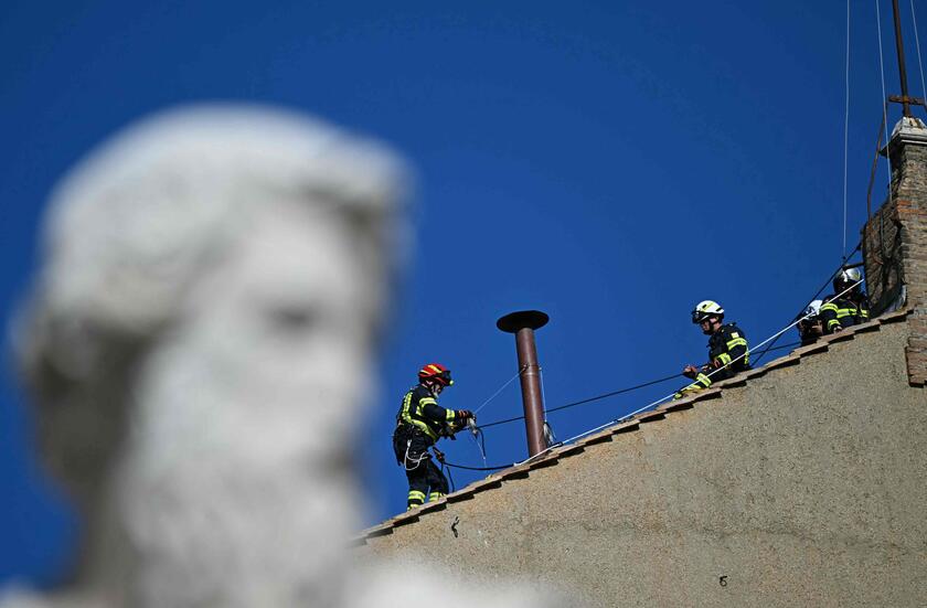Conclave: lavori in corso, si monta il comignolo sulla Sistina