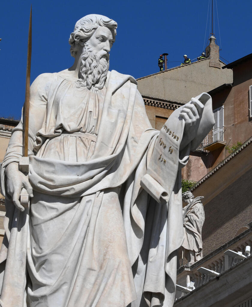 Conclave: lavori in corso, si monta il comignolo sulla Sistina