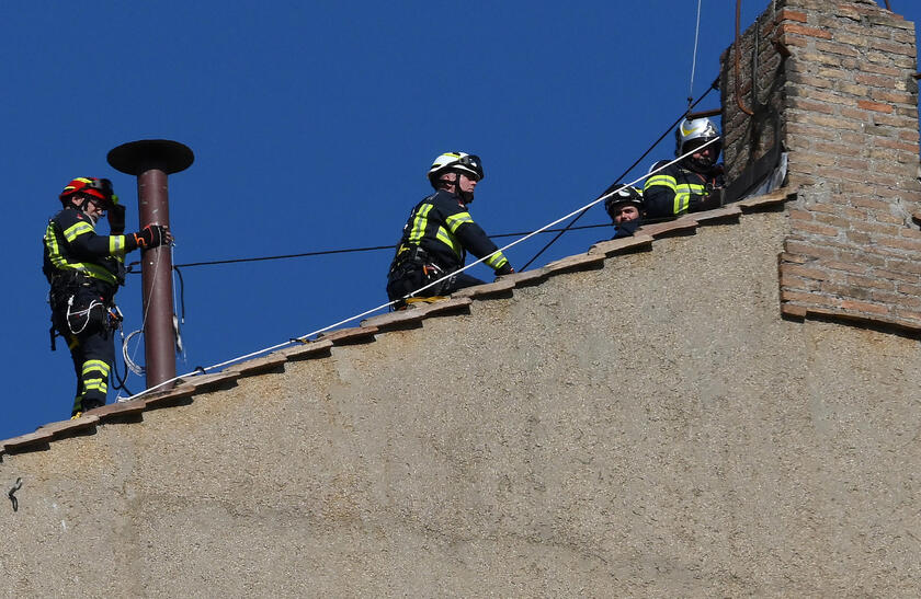 Conclave: lavori in corso, si monta il comignolo sulla Sistina
