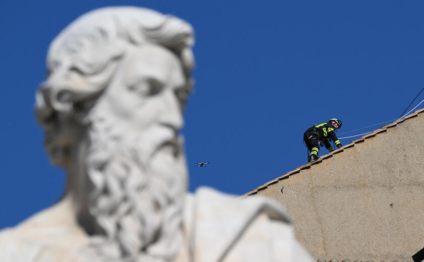 Vaticano: preparativi installazione comignolo su tetto Cappella Sistina