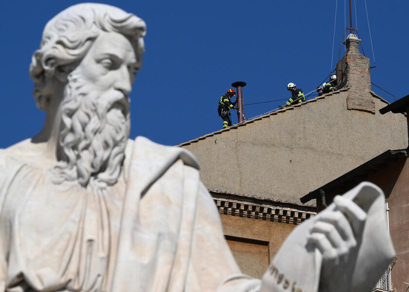 Conclave: lavori in corso, si monta il comignolo sulla Sistina