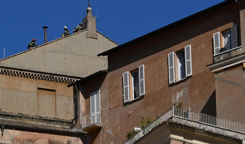 Conclave: lavori in corso, si monta il comignolo sulla Sistina