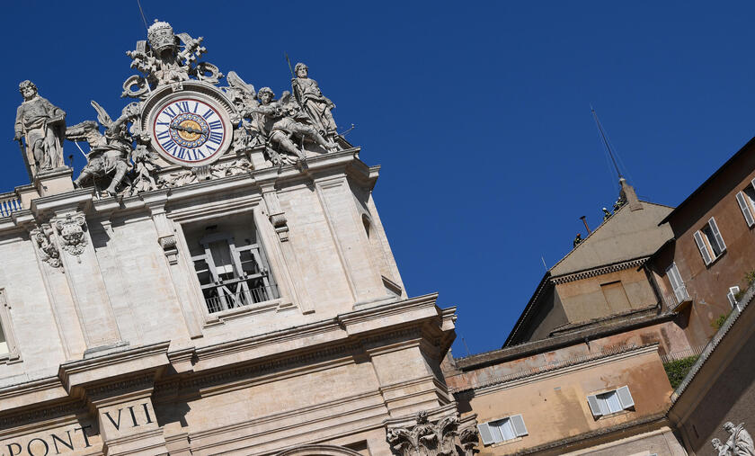 Conclave: lavori in corso, si monta il comignolo sulla Sistina