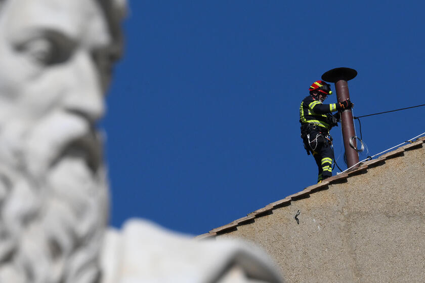Conclave: lavori in corso, si monta il comignolo sulla Sistina