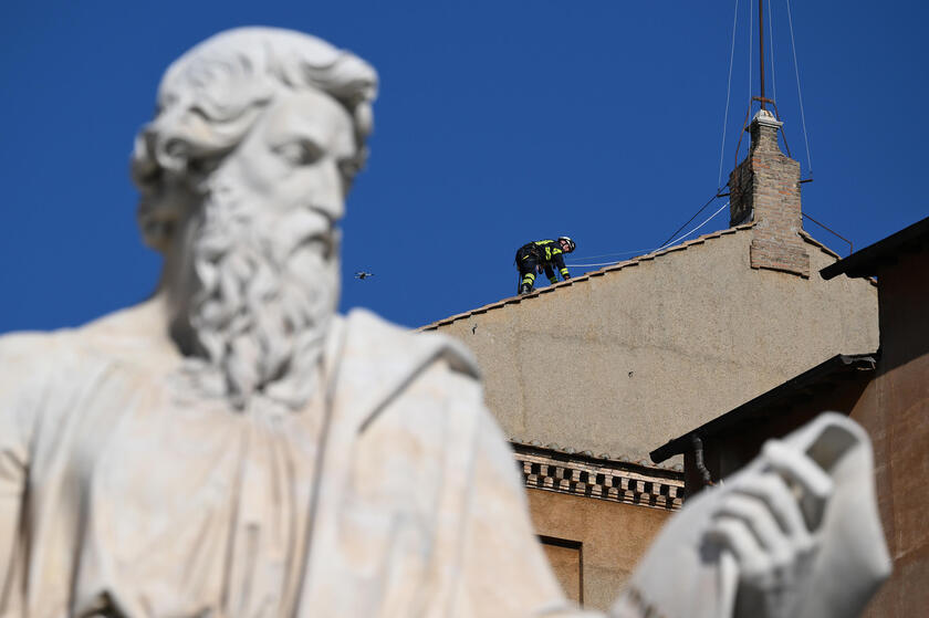 Vaticano: preparativi installazione comignolo su tetto Cappella Sistina